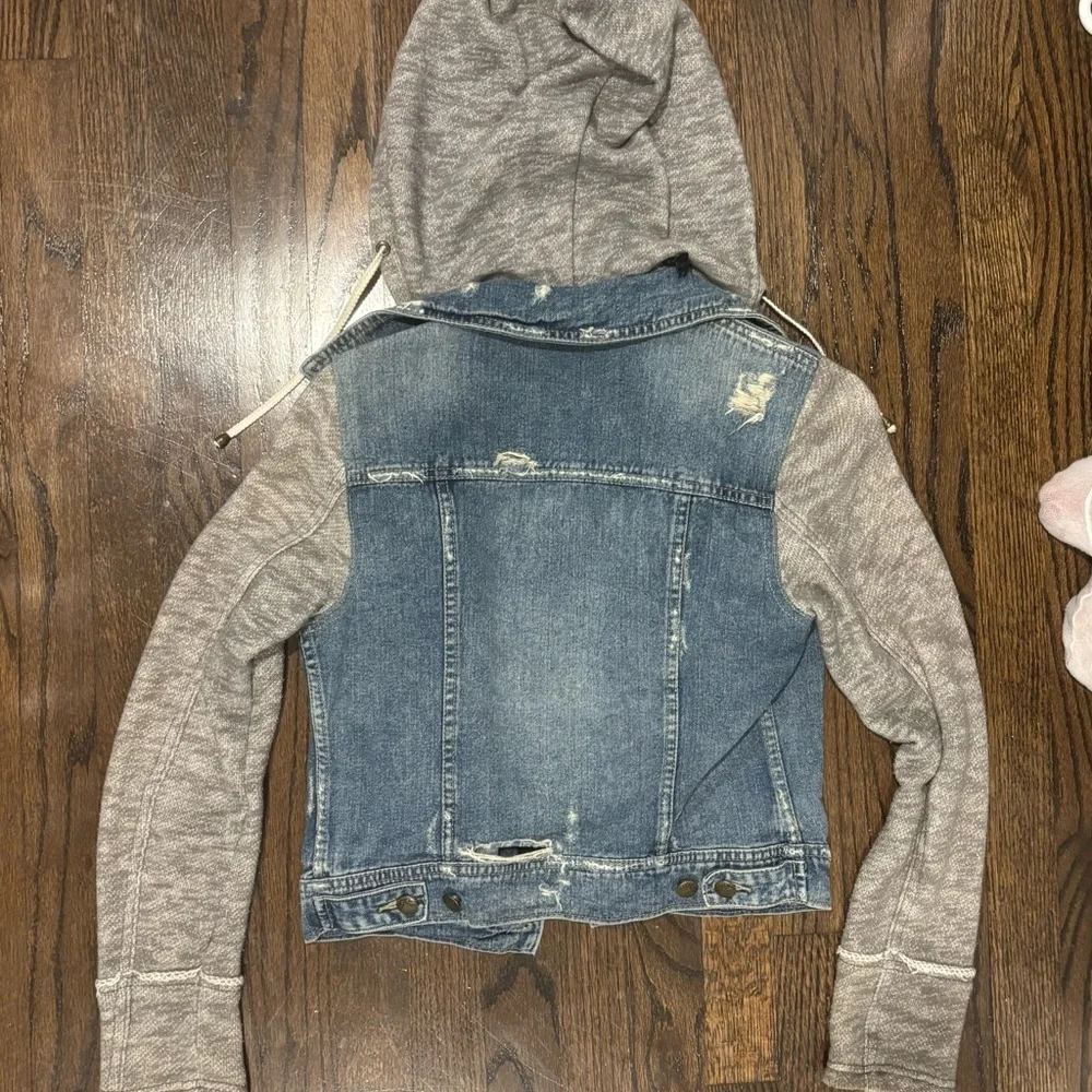 Free People distressed Denim Jacket with gray Sleeves - Picture 4 of 8